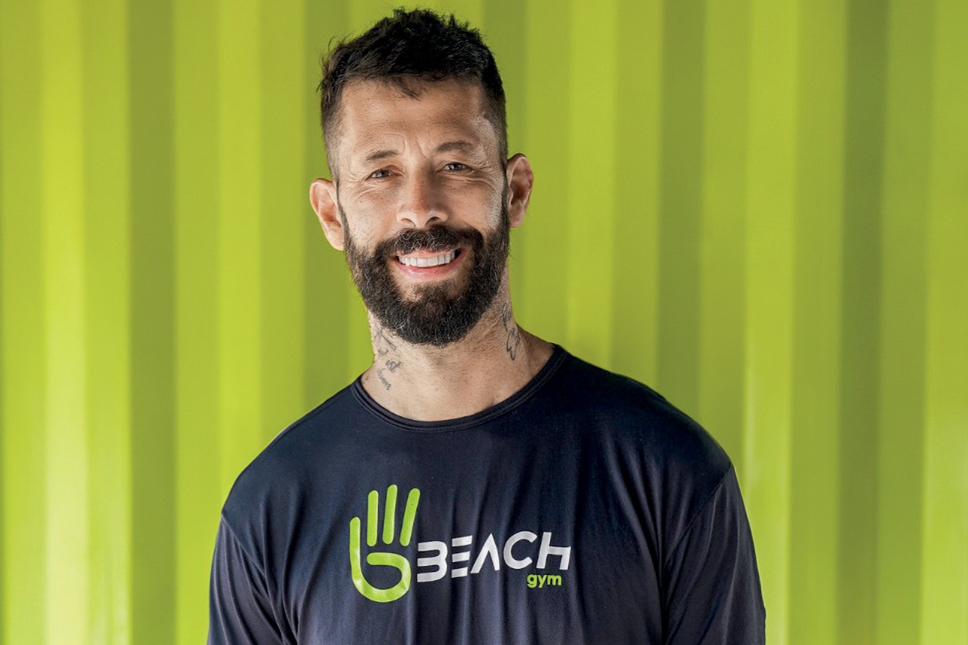 Esse empresário criou uma academia ‘pé na areia’ para treinar tanto jovens quanto a terceira idade