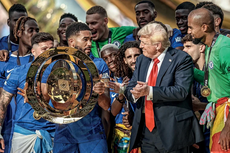 Donald Trump na final do Mundial de Clubes: o presidente busca ampliar poderes do cargo, até em eventos; ele quis erguer o troféu junto com o Chelsea (Buda Mendes/Getty Images)