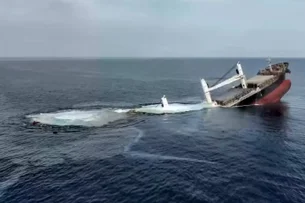 Houthis afundam navios comerciais, fazem tripulantes reféns e ameaçam segurança no Mar Vermelho