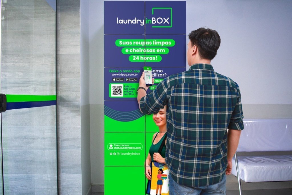 Homem usa celular para destrancar armário inteligente da Laundry in Box, produto da rede Lavanderia 60 Minutos