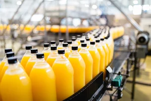 Empresa importadora de suco de laranja vai à Justiça nos EUA contra tarifa de Trump ao Brasil