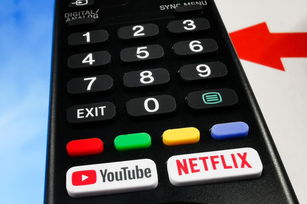 Os reis da TV: Netflix e YouTube acirram disputa pelo controle da televisão em casa