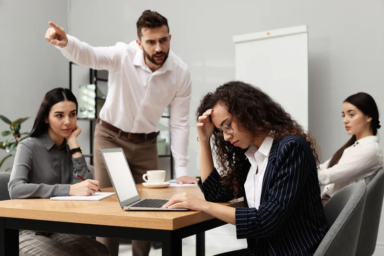 O assédio moral ocorre quando há condutas abusivas, reiteradas e intencionais com o objetivo ou efeito de humilhar, isolar ou desestabilizar uma pessoa no trabalho (Liudmila Chernetska/Getty Images)