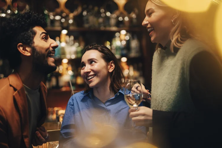 Amigos confraternizando: quem mede o impacto de uma frase dita num bar? (	Maskot/Getty Images)