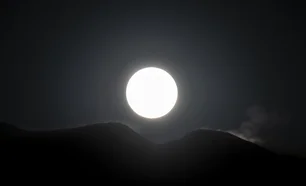 Imagem referente à matéria: Qual é o melhor horário para observar a Lua do Veado nesta quinta-feira? Entenda o fenômeno