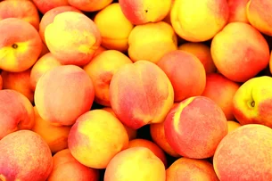 Pêssegos mais caros? Trump impõe tarifa de 30% e agricultores gregos enfrentam crise