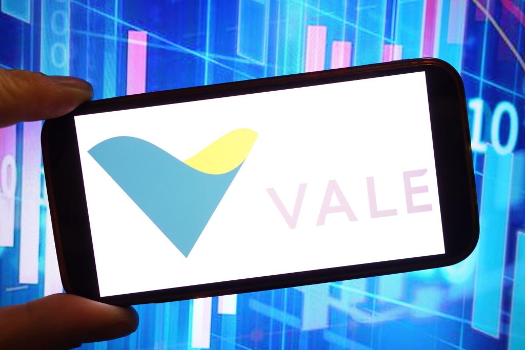 POLAND - 2024/12/08: In this photo illustration, the Vale company logo is seen displayed on a smartphone screen. (Photo Illustration by Piotr Swat/SOPA Images/LightRocket via Getty Images)
