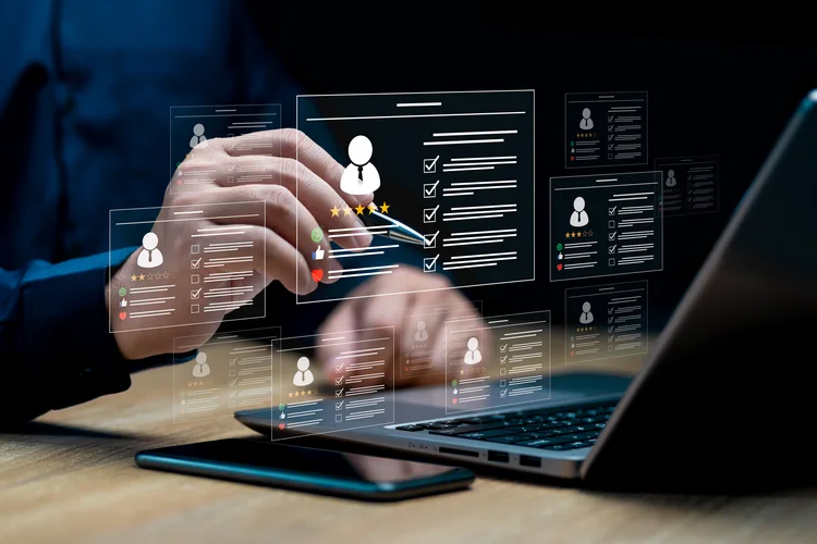 O uso da IA no mundo de RH exige cada vez mais um humano por trás da tecnologia  (NongAsimo/Getty Images)