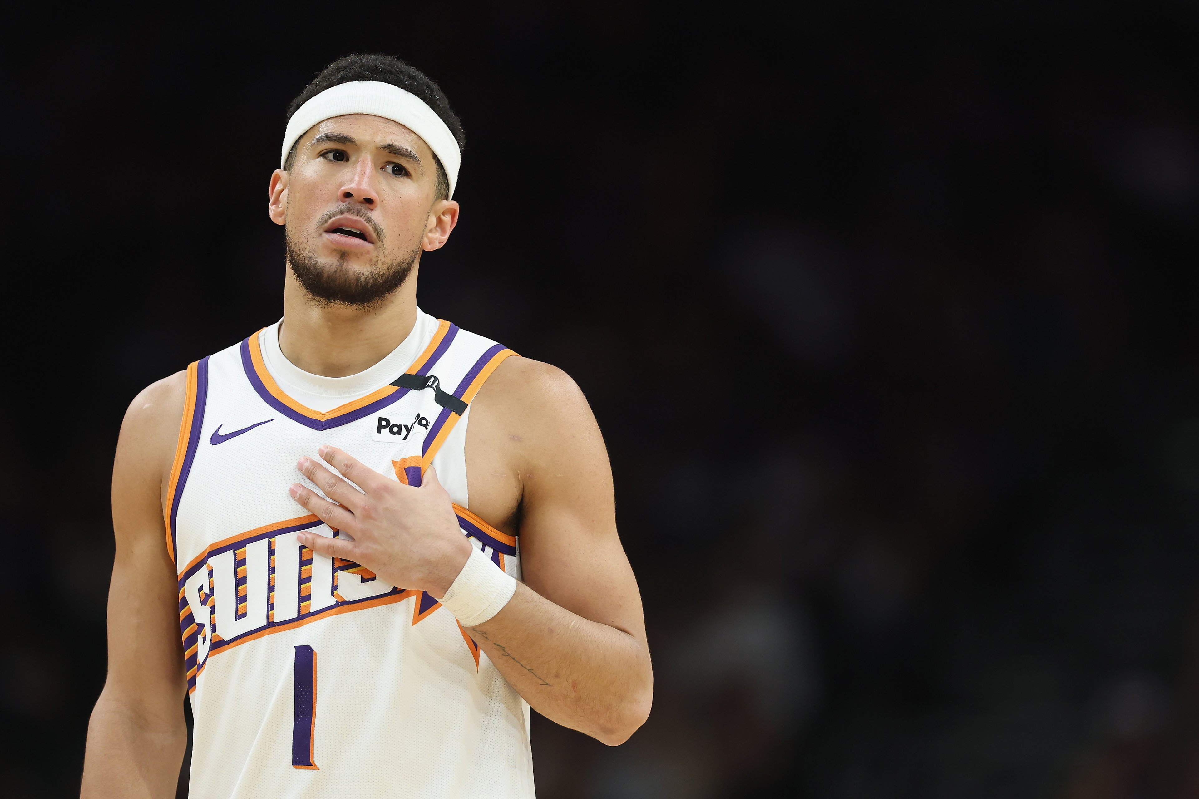 Devin Booker fecha contrato recorde de R$ 800 mi com o Suns, maior salário anual da história da NBA