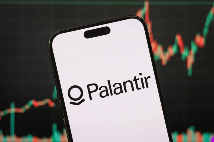 Palantir ultrapassa US$ 1 bilhão em receita trimestral e eleva projeções para o ano (Cheng Xin/Getty Images)