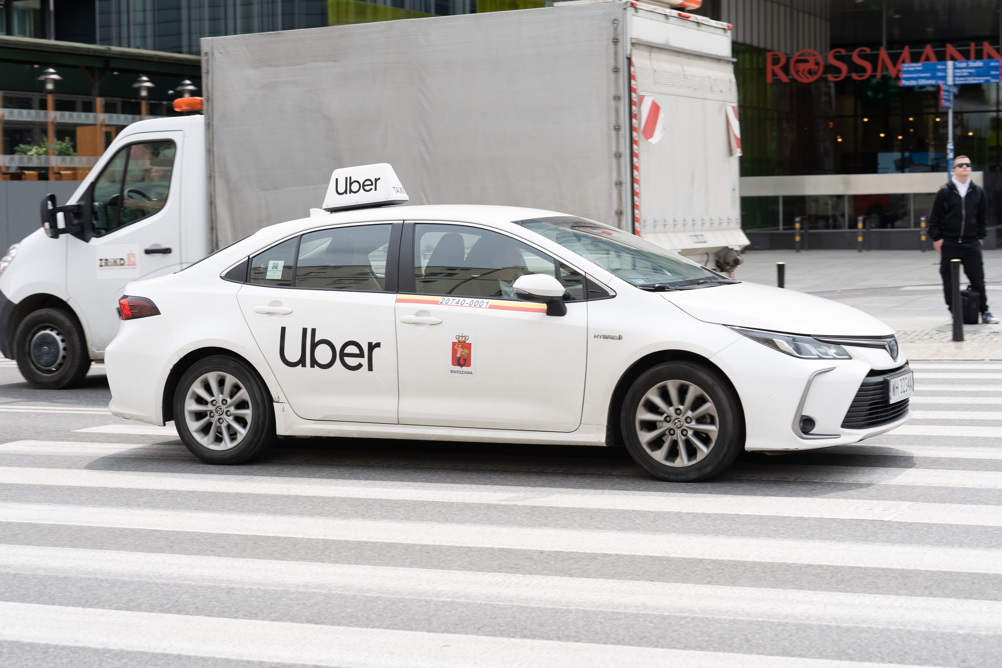 Para brigar com Musk, Uber anuncia parceria para criar robotáxis
