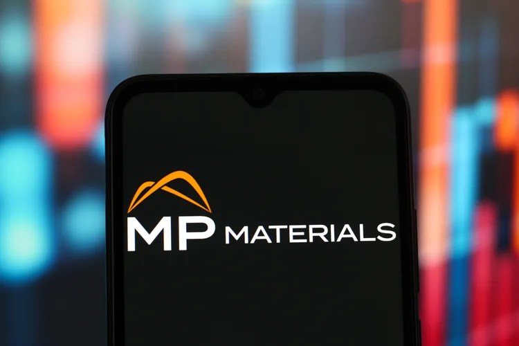 Ação de mineradora dispara mais de 25% após acordo milionário com a Apple