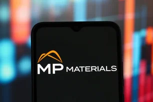 Imagem referente à matéria: Ação de mineradora dispara mais de 25% após acordo milionário com a Apple