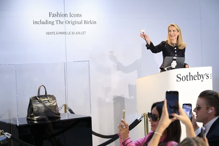 A leiloeira Aurélie Vandevoorde é fotografada durante o leilão da bolsa Jane Birkin por 7 milhões de euros na Sotheby's (Julien Hekimian/Getty Images)