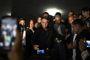 Por que Bolsonaro corre o risco de ser preso? Entenda despacho de Moraes sobre uso de redes