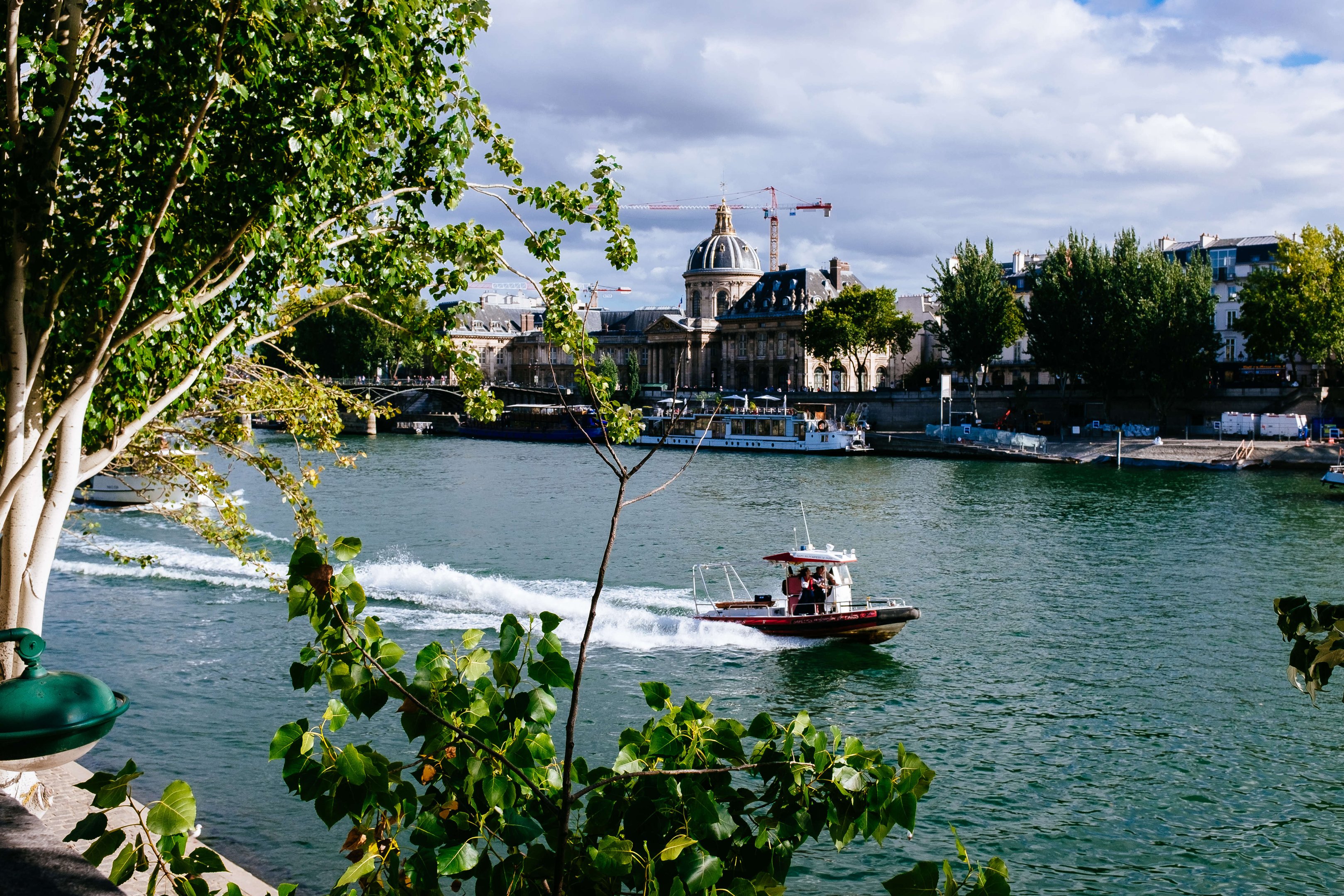Um século depois, parisienses e turistas poderão tomar banho no Sena com vista para a Torre Eiffel