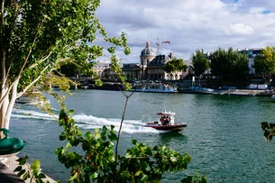 Um século depois, parisienses e turistas poderão tomar banho no Sena com vista para a Torre Eiffel