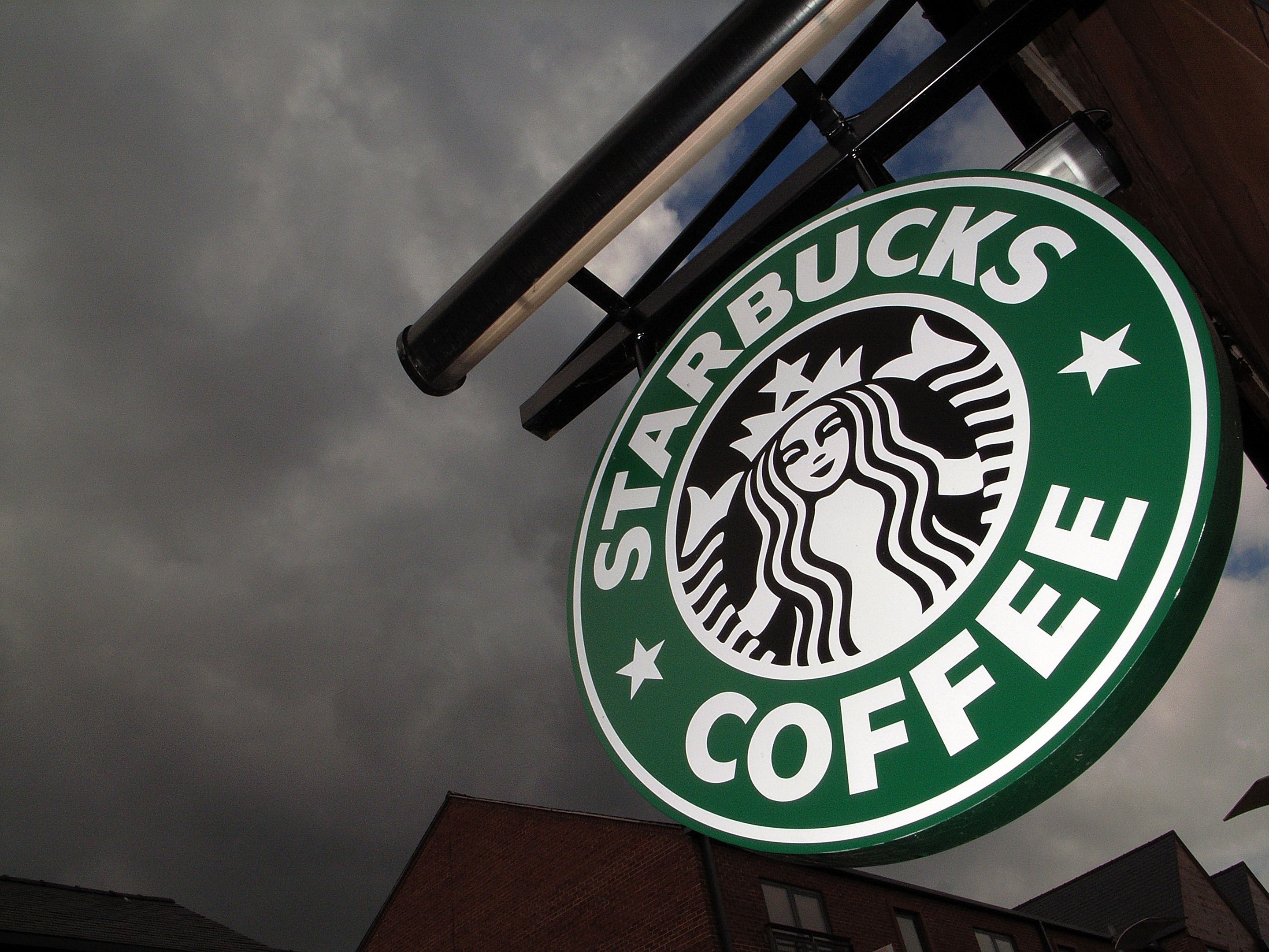 Starbucks avança no plano de recuperação e CEO promete 'onda de inovação' para 2026