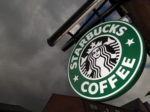 Starbucks avança no plano de recuperação e CEO promete 'onda de inovação' para 2026