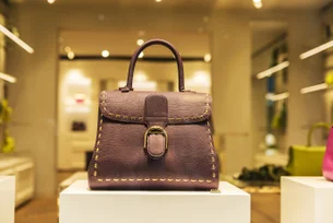 Centenária e europeia: a marca de bolsas de luxo que desafia a Hermès