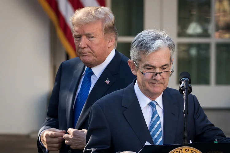 Donald Trump e Jerome Powell: presidente dos EUA aumenta pressão contra Powell e ameaça demissão do Federal Reserve.  (Drew Angerer/Getty Images)