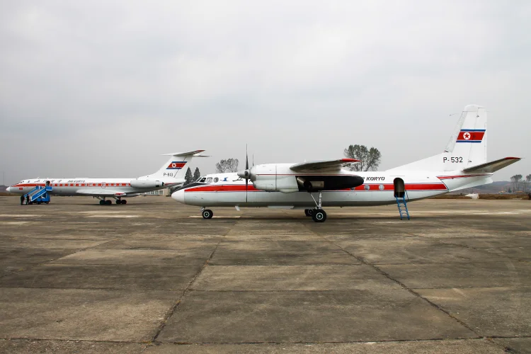 Antonov An-24: modelo do avião que caiu prestes a decolar em uma pista no aeroporto da Coreia do Norte, em 2013. (C. V. Grinsven/SOPA Images/LightRocket /Getty Images)