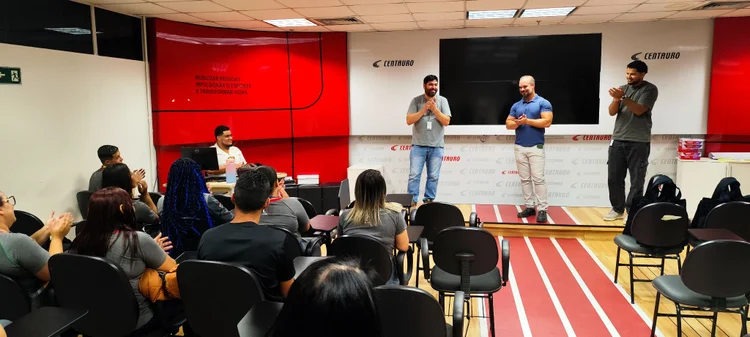 Colaboradores da SBF no centro de distribuição em MG (Grupo SBF/Divulgação)