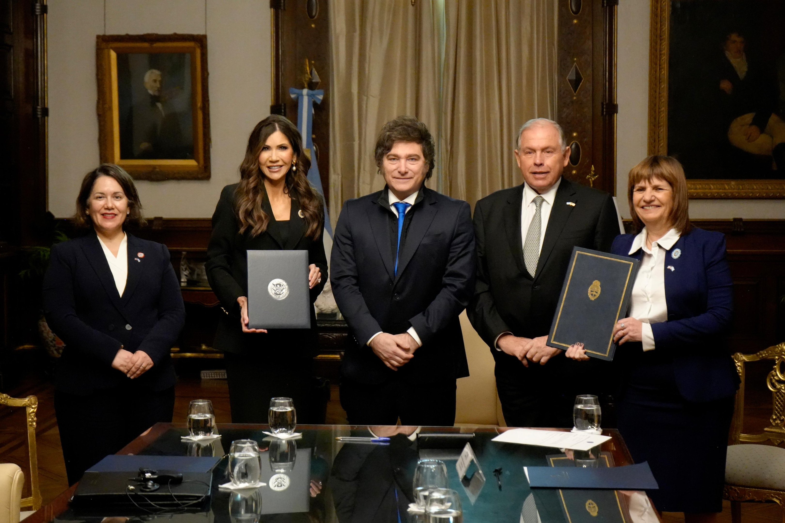 Milei assina acordo para que argentinos entrem nos EUA sem visto