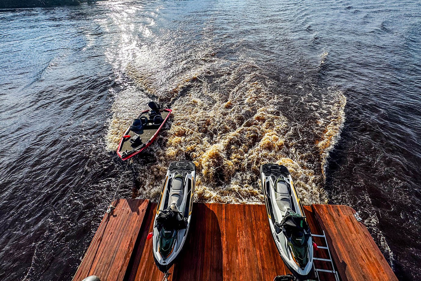 Os passageiros podem utilizar jet-skis para conhecer a floresta