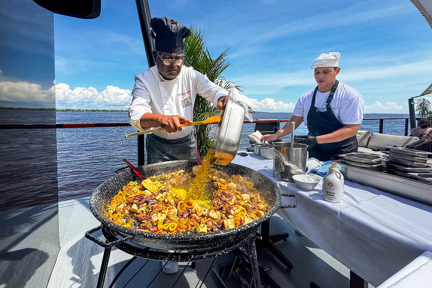 Almoços especiais incluem paella com peixes amazônicos 