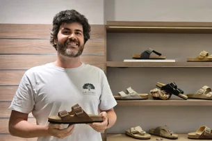 Ele trocou o escritório pela praia — e fatura milhões com uma sandália feita com casca de árvore