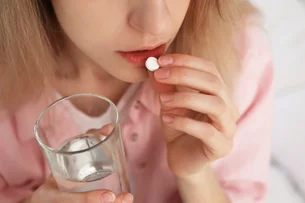 A Geração Z, que consumiu 6,6% mais medicamentos em 2024, está mais ansiosa ou consciente?