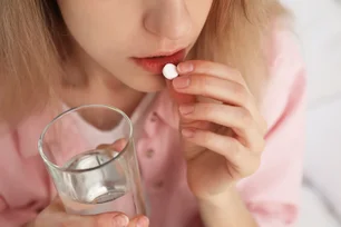 Imagem referente à matéria: A Geração Z, que consumiu 6,6% mais medicamentos em 2024, está mais ansiosa ou consciente?
