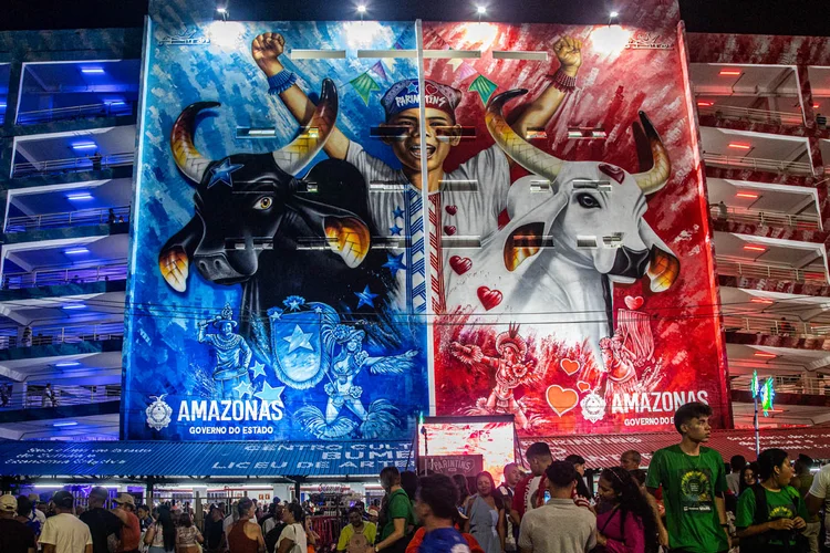 A entrada do Bumbódromo: clima de tranquilidade, apesar da divisão rigorosa entre azul e vermelho (Leandro Fonseca )
