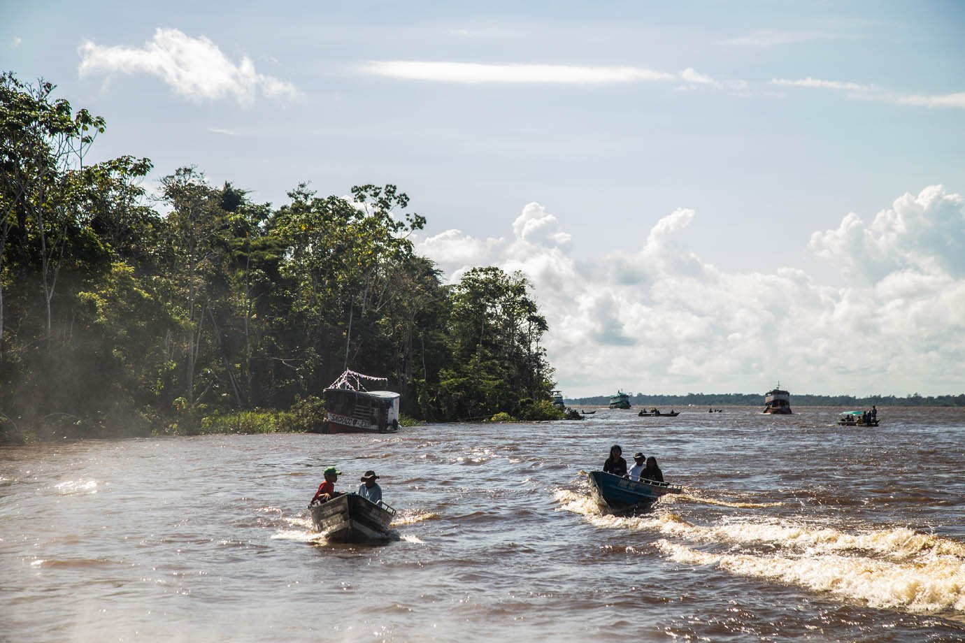 Rio Amazonas - ribeirinhas - ribeirinhos - moradia - casas palafitas - amazonia - barco - canoa

Foto: Leandro Fonseca
Data: 02/07/2025
