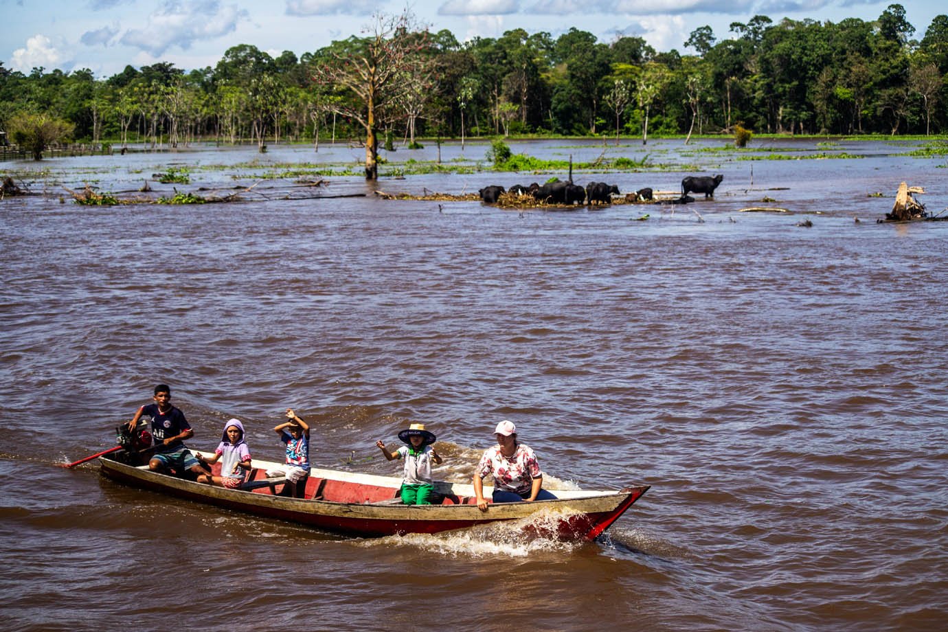 Rio Amazonas - ribeirinhas - ribeirinhos - moradia - casas palafitas - amazonia - barco - canoa - familia - criança

Foto: Leandro Fonseca
Data: 02/07/2025