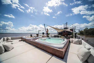 Imagem referente à matéria: Viajamos pela Amazônia num barco de R$ 8 mil a diária com academia e chef estrela Michelin