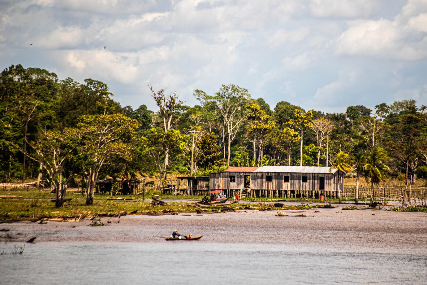 Rio Amazonas - ribeirinhas - ribeirinhos - moradia - casas palafitas - amazonia - barco - canoa

Foto: Leandro Fonseca
Data: 02/07/2025