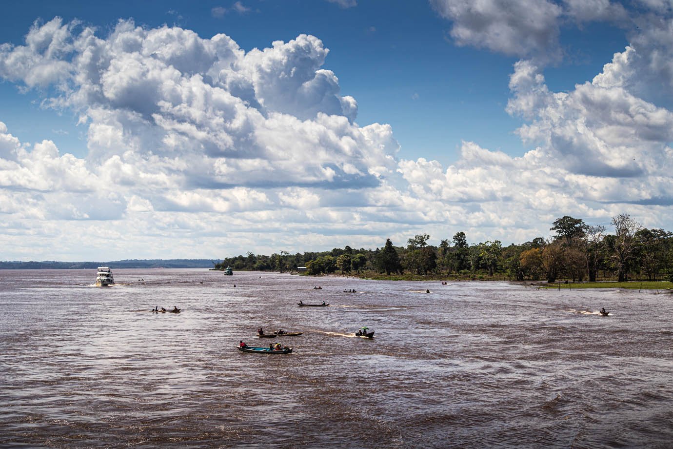 Rio Amazonas - ribeirinhas - ribeirinhos - moradia - casas palafitas - amazonia - barco - canoa

Foto: Leandro Fonseca
Data: 02/07/2025