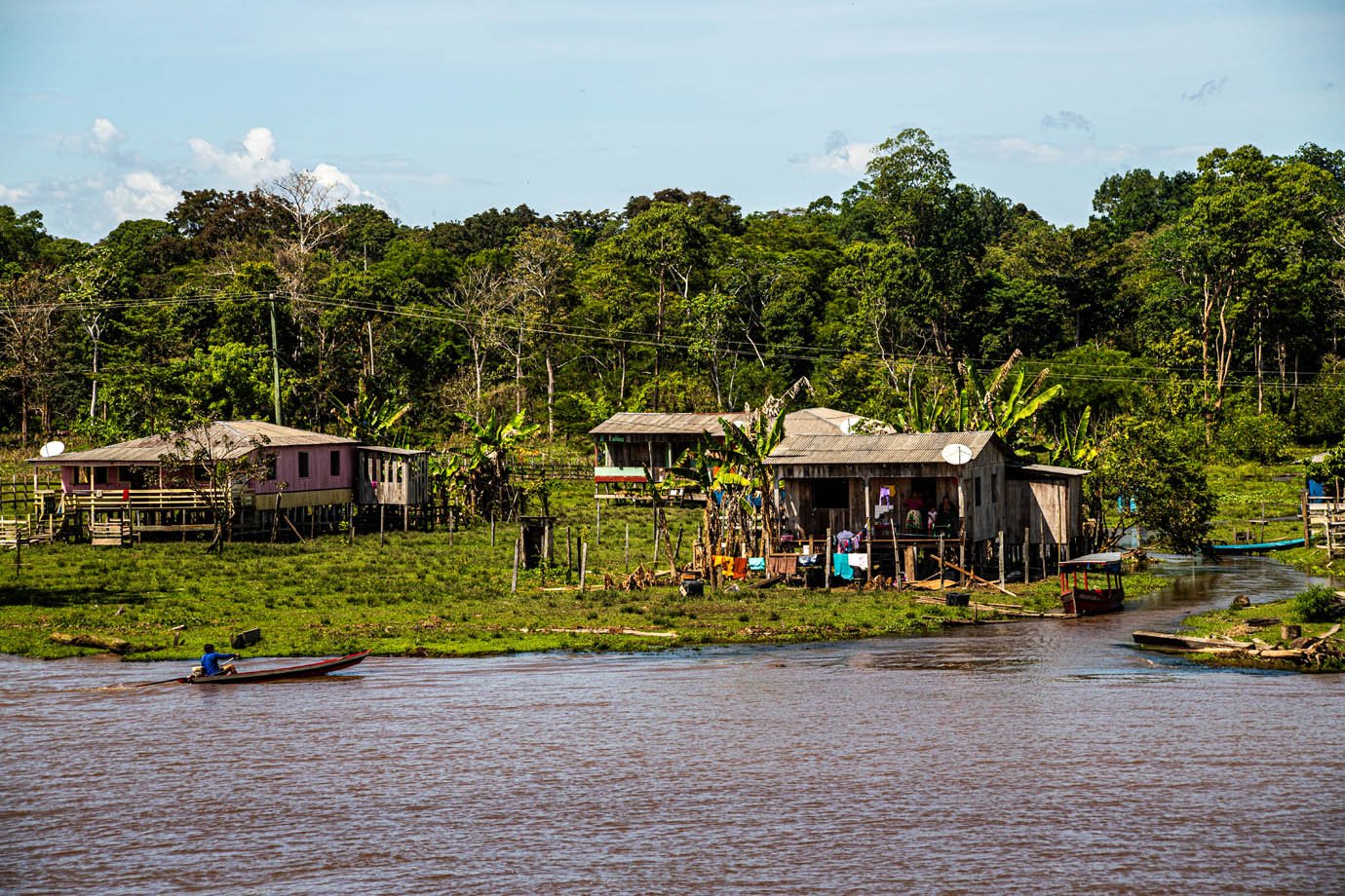 Rio Amazonas - ribeirinhas - ribeirinhos - moradia - casas palafitas - amazonia - barco - canoa

Foto: Leandro Fonseca
Data: 02/07/2025