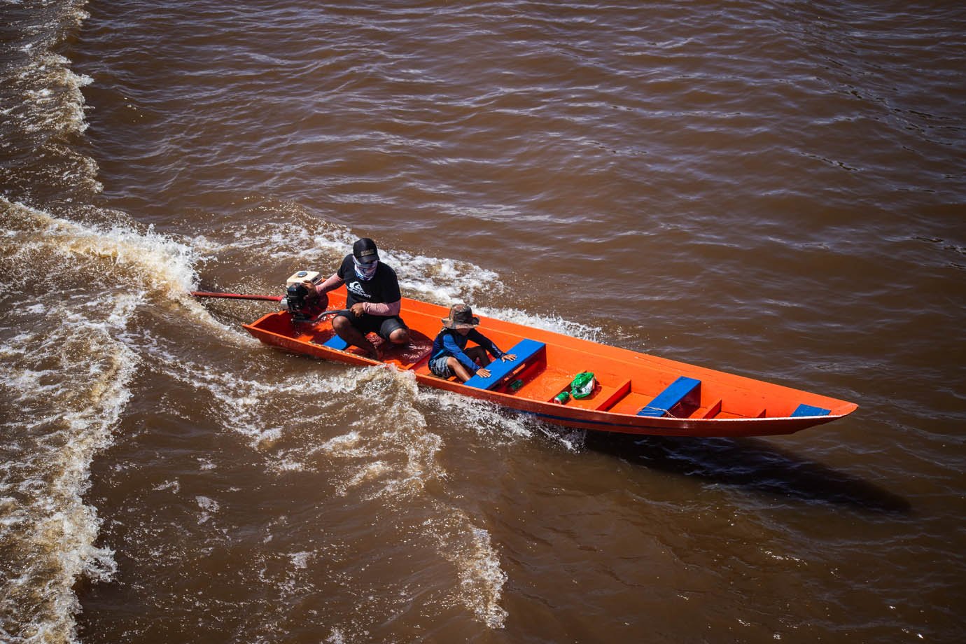 Rio Amazonas - ribeirinhas - ribeirinhos - moradia - casas palafitas - amazonia - barco - canoa - familia - criança

Foto: Leandro Fonseca
Data: 02/07/2025