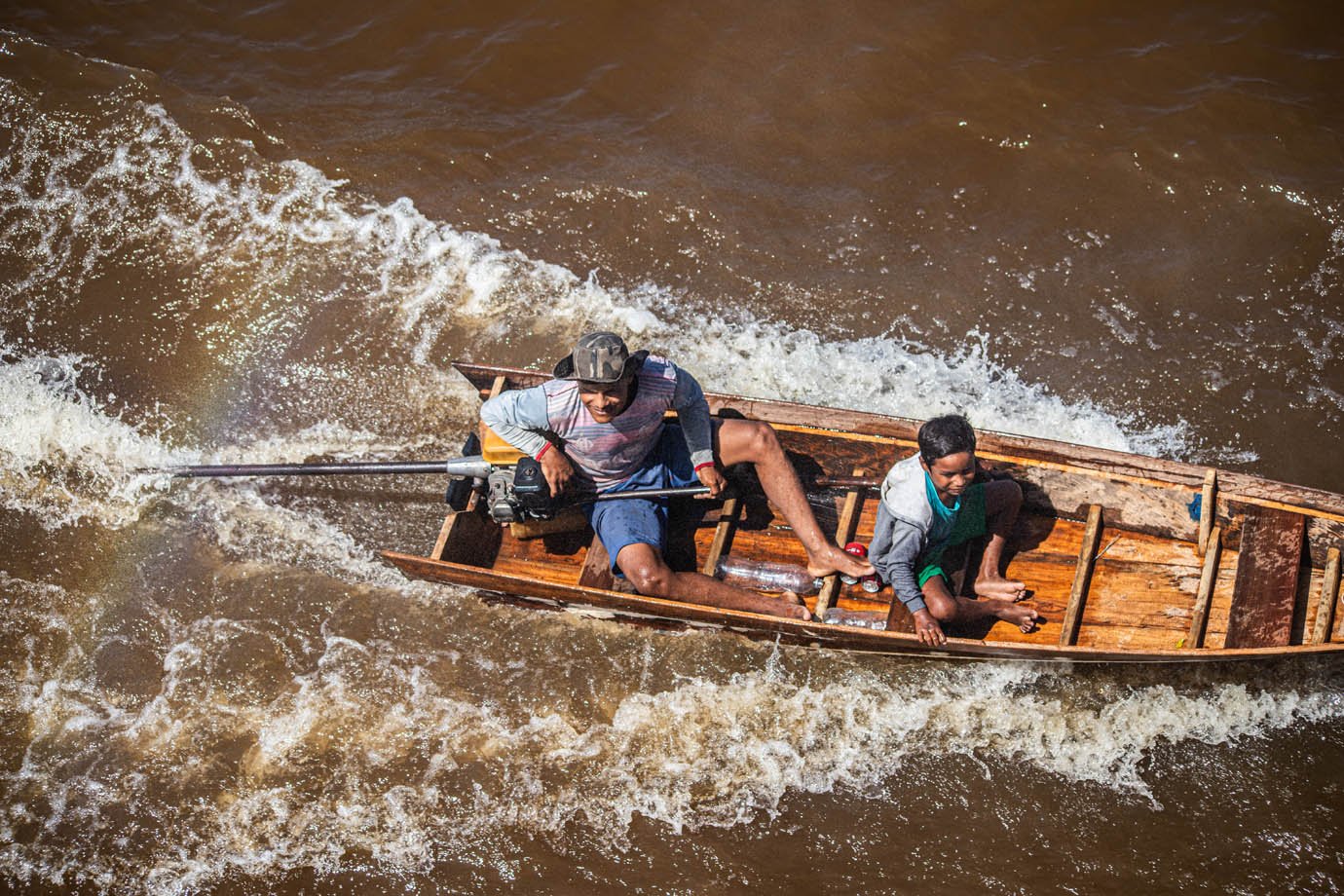 Rio Amazonas - ribeirinhas - ribeirinhos - moradia - casas palafitas - amazonia - barco - canoa - familia - criança

Foto: Leandro Fonseca
Data: 02/07/2025