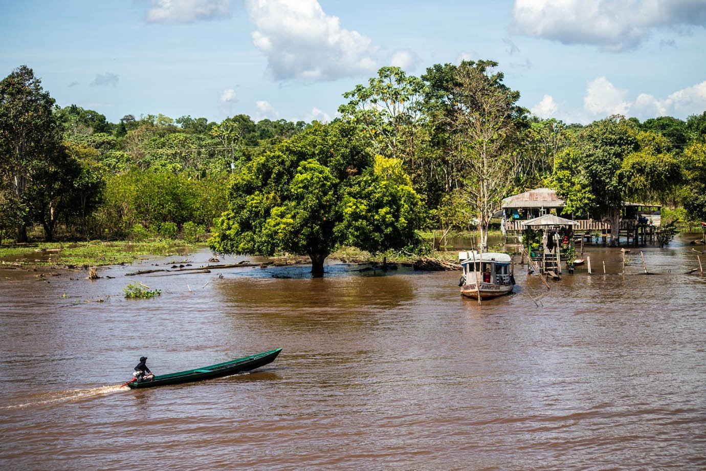 Rio Amazonas - ribeirinhas - ribeirinhos - moradia - casas palafitas - amazonia - barco - canoa

Foto: Leandro Fonseca
Data: 02/07/2025