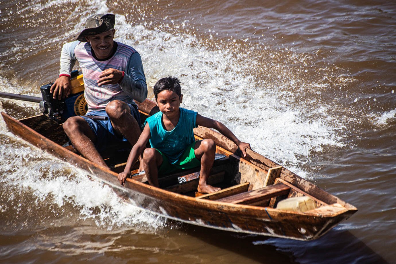 Rio Amazonas - ribeirinhas - ribeirinhos - moradia - casas palafitas - amazonia - barco - canoa - familia - criança

Foto: Leandro Fonseca
Data: 02/07/2025