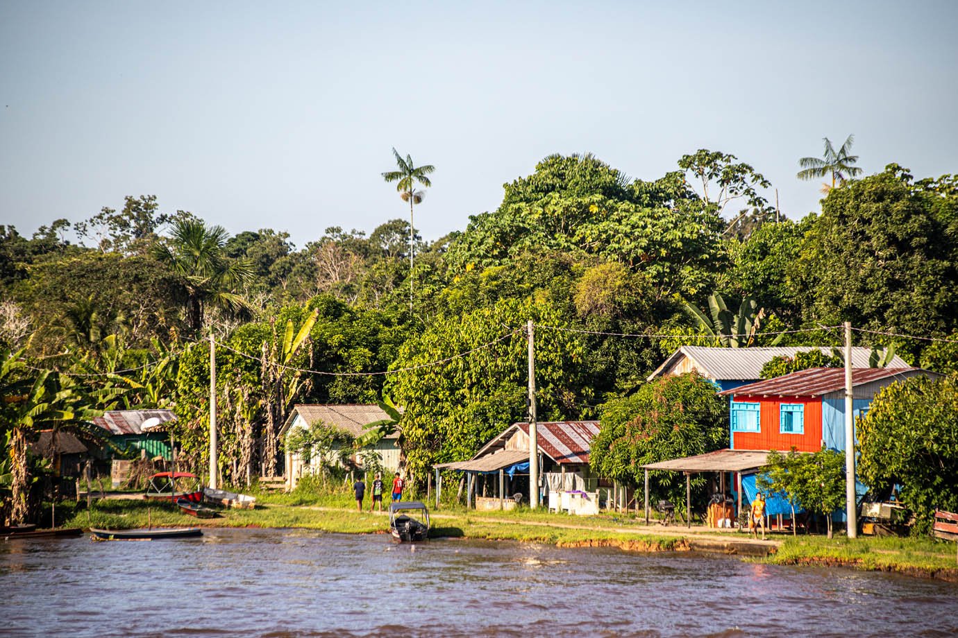 Rio Amazonas - ribeirinhas - ribeirinhos - moradia - casas palafitas - amazonia - barco - canoa

Foto: Leandro Fonseca
Data: 02/07/2025