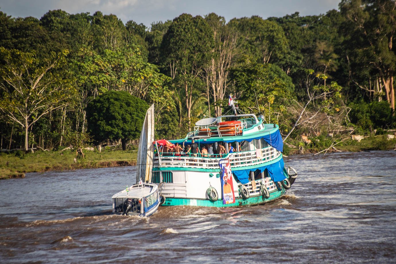 Rio Amazonas - ribeirinhas - ribeirinhos - moradia - casas palafitas - amazonia - barco - transporte

Foto: Leandro Fonseca
Data: 02/07/2025