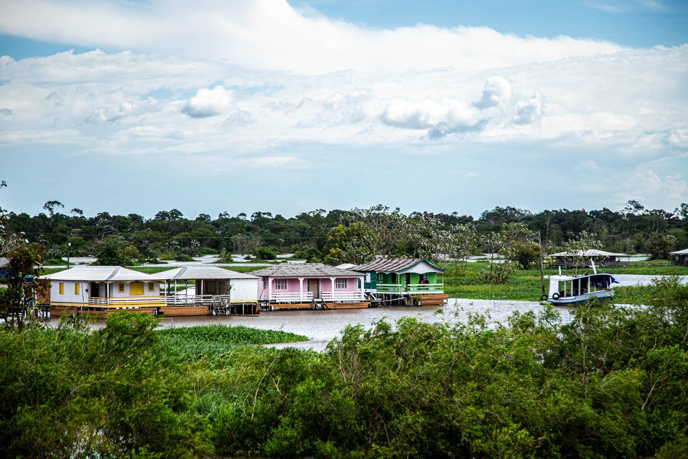 Rio Amazonas - ribeirinhas - ribeirinhos - moradia - casas palafitas - amazonia - 

Foto: Leandro Fonseca
Data: 02/07/2025