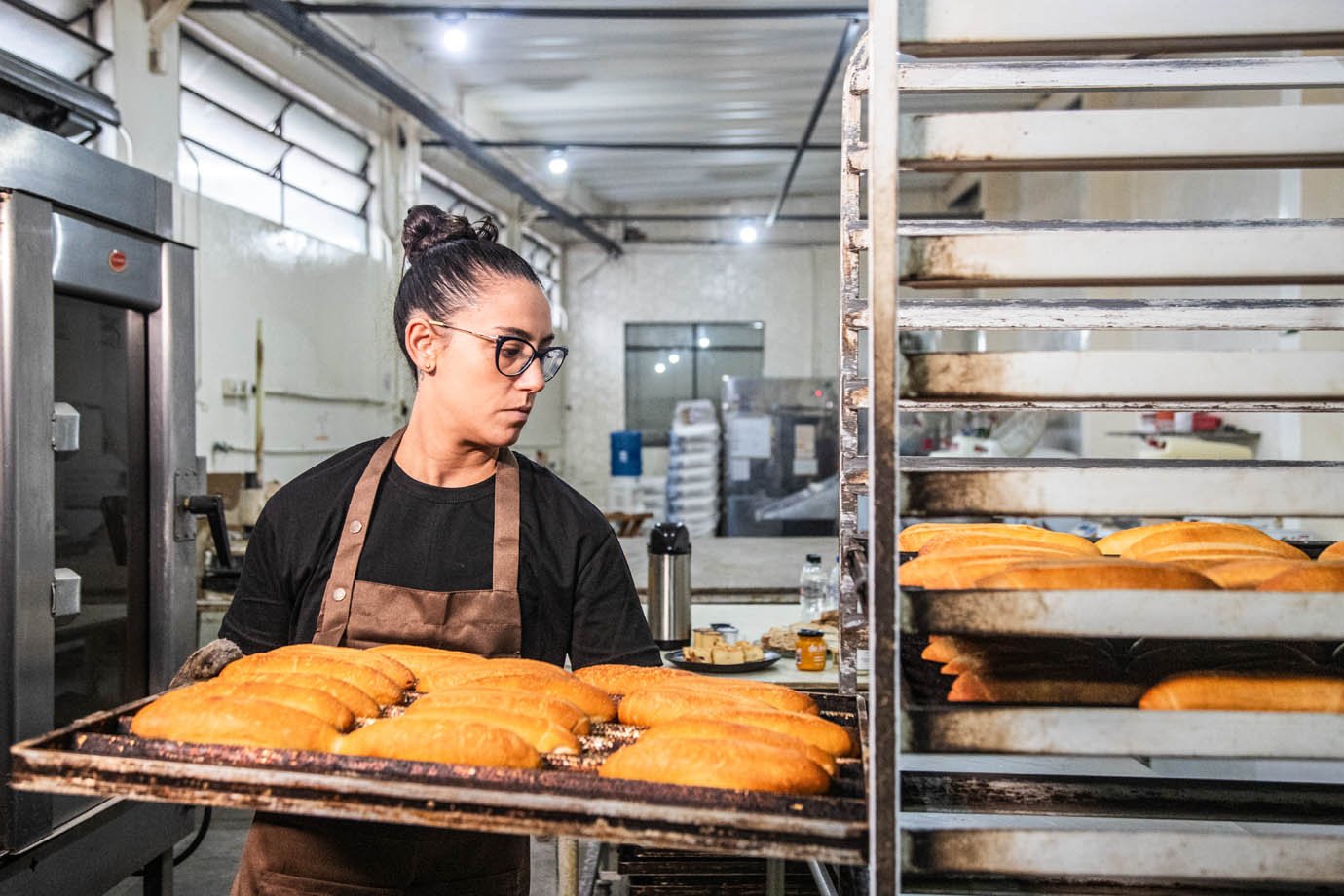 Alana Fonseca dona da Esquina do Pão na produção dos pães artesanais 

Foto: Leandro Fonseca
Data: 10/07/2025