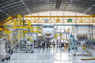 Embraer (EMBR3) reverte lucro e tem prejuízo ajustado de R$ 53,4 milhões no segundo trimestre