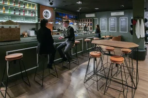 Cooperativa de crédito instala bar dentro de agência em Curitiba e transforma cofre em adega